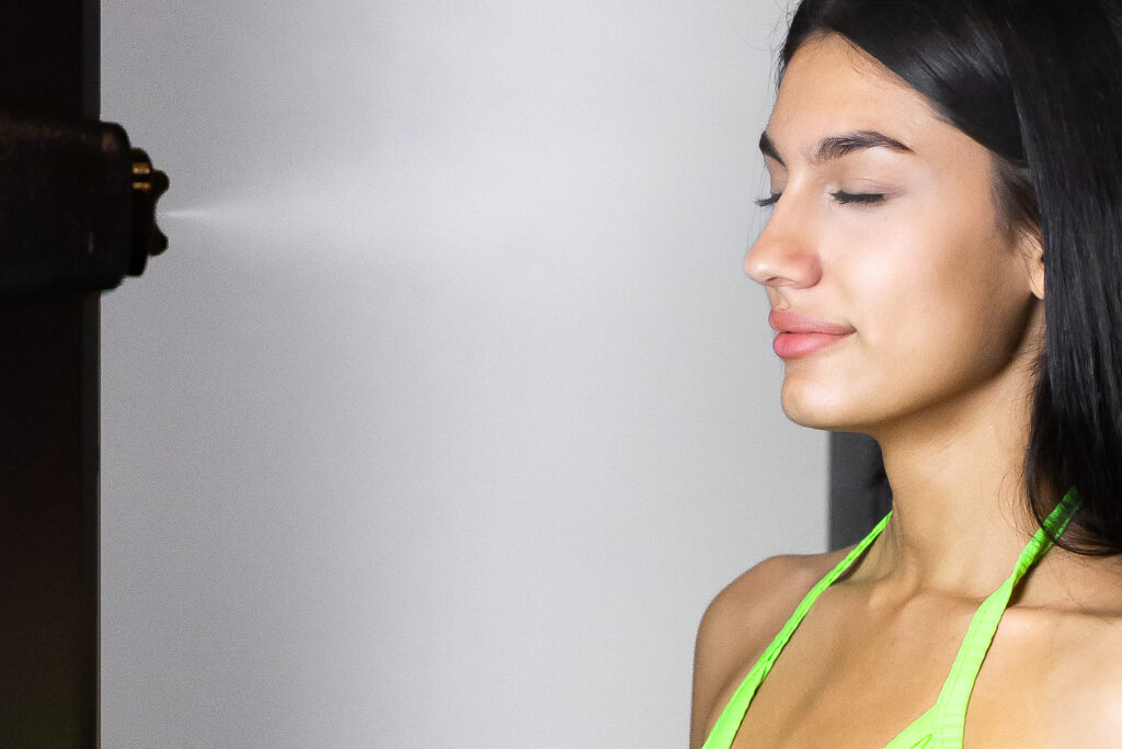 Spray Tanning mit der Bräunungsdusche im Gesichtsbereich bei the tanning station Zürich